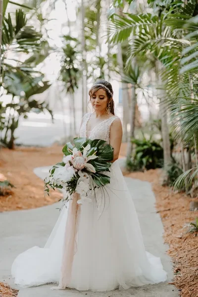 Bride with tropical bouquet — Blossom Planners event design